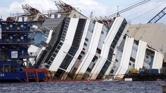 Vrak výletní lodi Costa Concordia zmizí z mořského dna, technici ho začali vyzvedávat