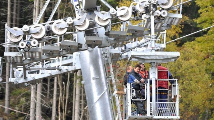 Technici testovali 9. října na spodním úseku lanovky mezi Pecí pod Sněžkou a Růžovou horou provoz několika nových kabin.