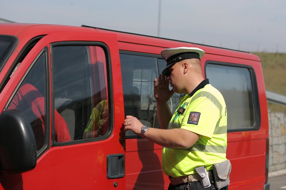 Na silnici jezdí premianti i průměrní. Žádného propadlíka policejní kontrola neodhalila.