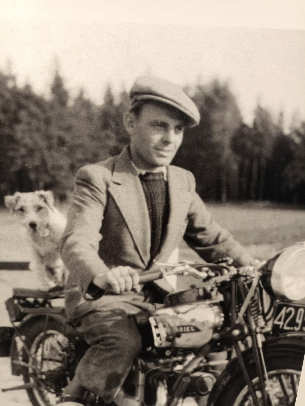 Motocyklový jezdec Otto Koch se stal obchodním zástupce anglické firmy v Československu.