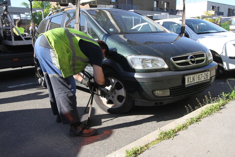 Auto  se pomalu  přenáší nad  korbu. Naložení  je hotové  za pět minut.