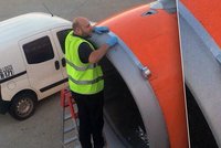 Vyděšení cestující v letadle: Technik lepil před odletem pásku na motor