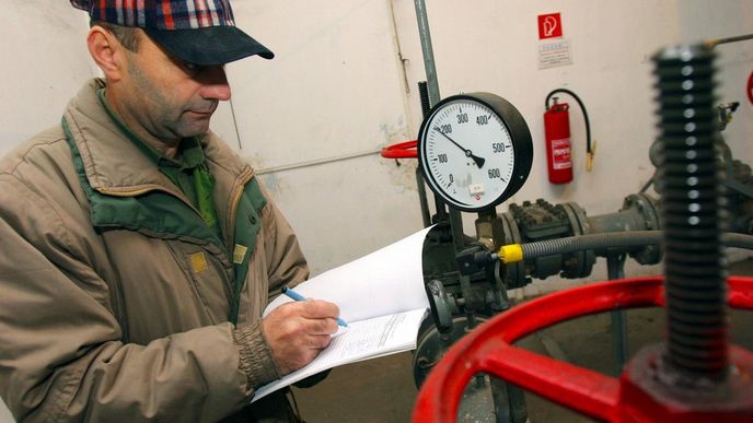 Technik Slovenského plynárenského priemyslu (SPP) Ján Kakalejčík při kontrole v regulační stanici v Košicích