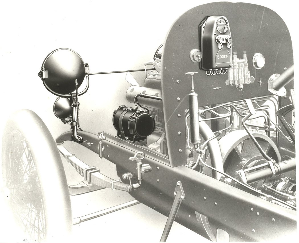 Zcela první Boschův komplexní osvětlovací systém byl robustní a připravený po mírných úpravách k zástavbě do libovolného vozidla. Spínač integrovaný s měřičem a regulátorem se prostě přimontoval na palubní desku a svítilo se