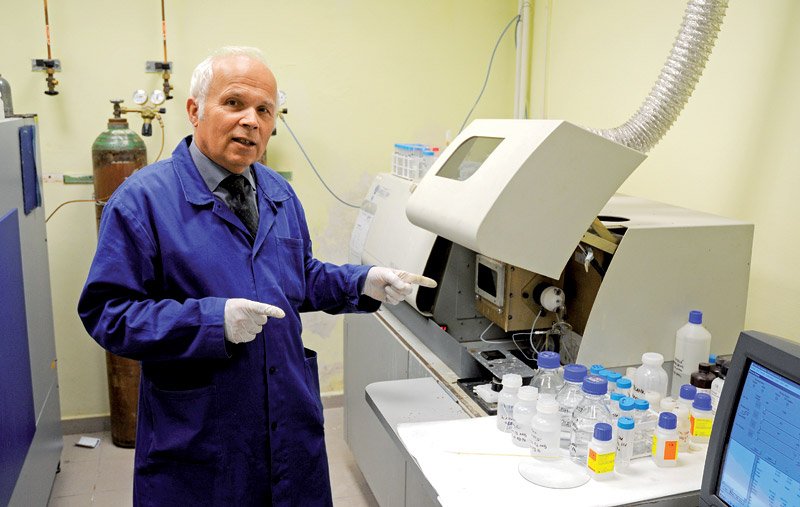 Oldřich Pleštil ukazuje stroj na testování elektrolytu v českolipských laboratořích. I jeho kvalita výrazně ovlivňuje životnost baterií.