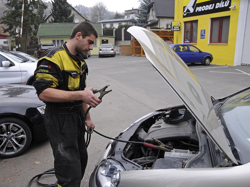 U startovaného vozu připojte minusový kabel na kostru co nejblíže startéru. Pokud takové místo nenaleznete, hledejte alespoň hlavní ukostření. Jiskření na pólu baterie by totiž mohlo zažehnout vodík, který z ní v tu chvíli může unikat.