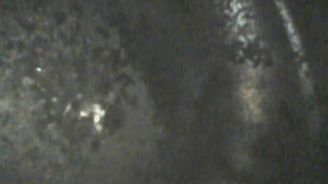 Detailní pohled na dno pístu ukazuje čistý a lesklý povrch s jasně viditelnými jednotlivými zrnky karbonu. Motory s unavenými vstřikovači zde mívají souvislý černý povlak, od kterého se světlo optické sondy ani neodrazí. Detailní pohled na dno pístu ukazuje čistý a lesklý povrch s jasně viditelnými jednotlivými zrnky karbonu. Motory s unavenými vstřikovači zde mívají souvislý černý povlak, od kterého se světlo optické sondy ani neodrazí.