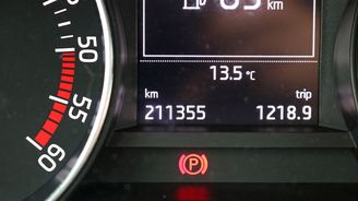 Na 70 000 km ročně se diesel skutečně vyplatí. V průměru to znamená kolem 300 km za pracovní den, variabilní interval oleje přesto posílal majitele do servisu po 22 000 km. Na 70 000 km ročně se diesel skutečně vyplatí. V průměru to znamená kolem 300 km za pracovní den, variabilní interval oleje přesto posílal majitele do servisu po 22 000 km.