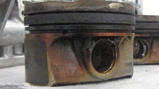 Vysoké teploty panující v motoru 1.0 TSI při vysokém zatížení dokreslují úctyhodně „opálené“ písty. Materiál to ale vydrží bez defektů. Vysoké teploty panující v motoru 1.0 TSI při vysokém zatížení dokreslují úctyhodně „opálené“ písty. Materiál to ale vydrží bez defektů.