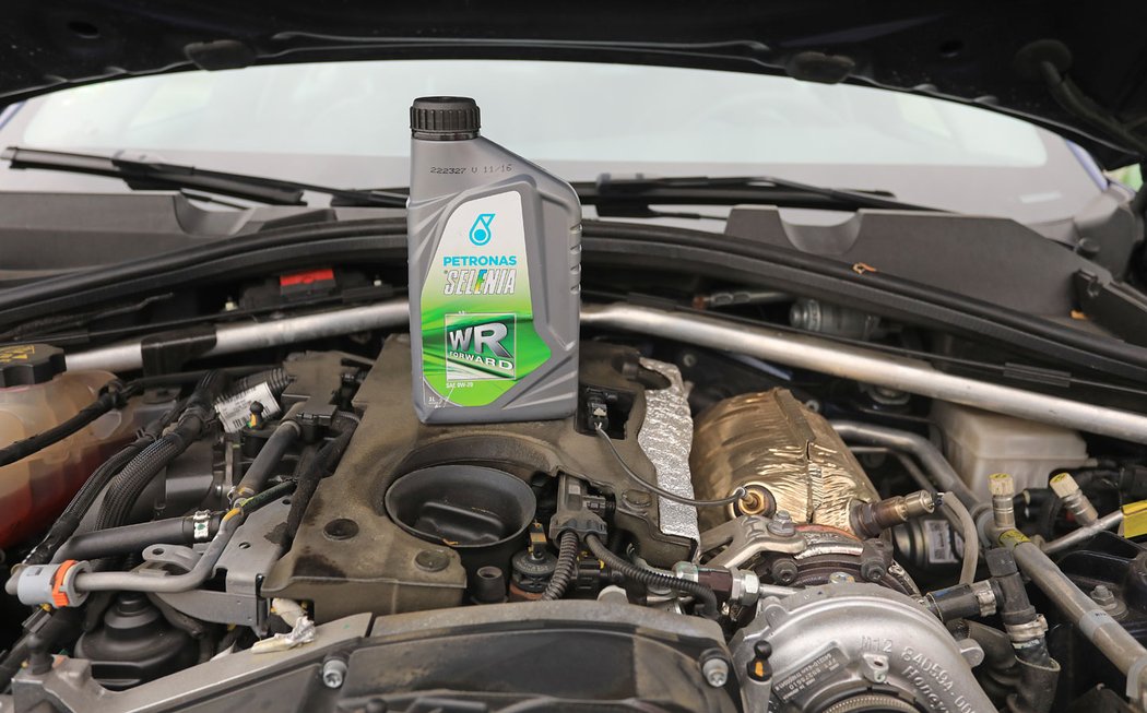 Lidé mají strach, že motory budou nízkoviskózní oleje ve zvýšené míře spotřebovávat. Dlouhodobě testovaná Alfa Romeo Giulia to naštěstí nepotvrzuje – litr oleje 0W-20 si vzala jen v samotném záběhu.