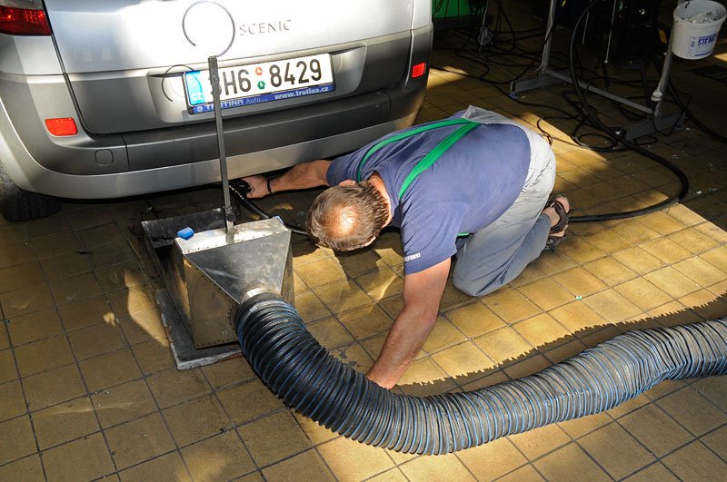 Při povinném měření emisí se do výfuku vkládá tenká sonda, která odebírá jen vzorek spalin. Zbytek se odsává trychtýřem.