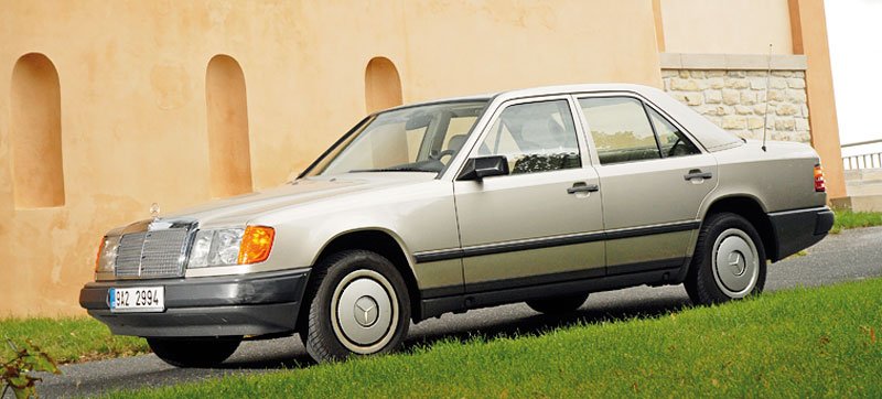 Mercedes W124 je mladší a korozi vzdoruje lépe než W123 „Piano“. Spotřebu však také mívá k osmi litrům.