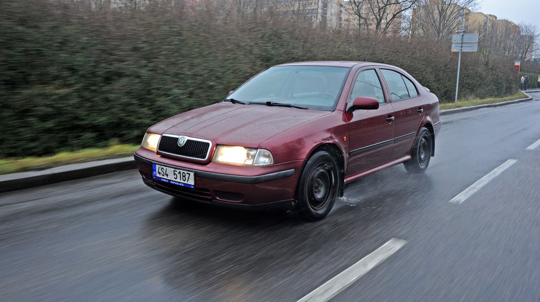 V tuto chvílí má statečná Octavia 1.6 přestavěná na LPG najeto už 570 000 km a díky vzorné péči majitele je celkově stále ve slušné kondici. Klepání volných pístů bohužel tekutá generálka nevyřešila