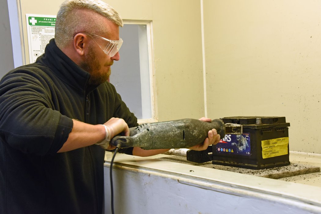 Technik Daniel Prokeš baterku nejen proměřil, ale i fyzicky rozřízl a prozkoumal.