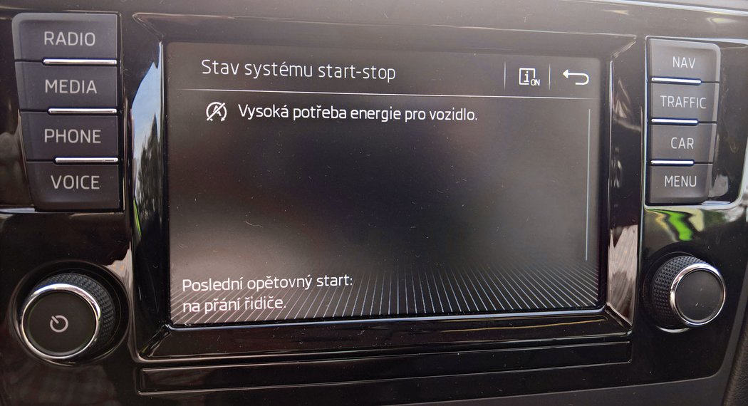 Že baterka není v dobré kondici, nám auto hlásilo zprávami o vysoké spotřebě energie – byť jsme měli všechny velké spotřebiče vypnuté.