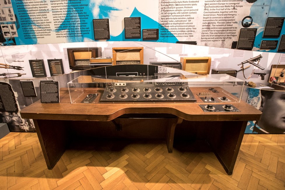 1934: Jediný zachovalý režijní stůl, který sloužil v rozhlasu až do roku 1957. Od něj zazněla pravděpodobně výzva k Pražskému povstání v květnu 1945.