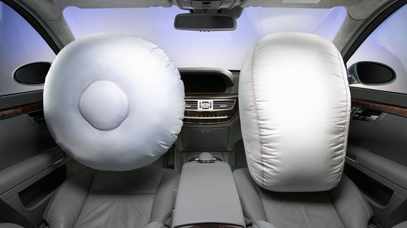 Před 70 lety obdržel americký inženýr patent na airbag. V sériových vozech se objevil až za 20 let 