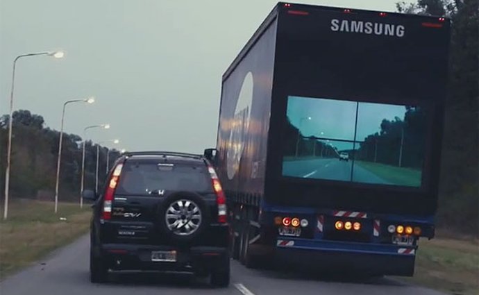 Video: Chytrý systém od Samsungu umožní vidět skrz kamion jedoucí před vámi