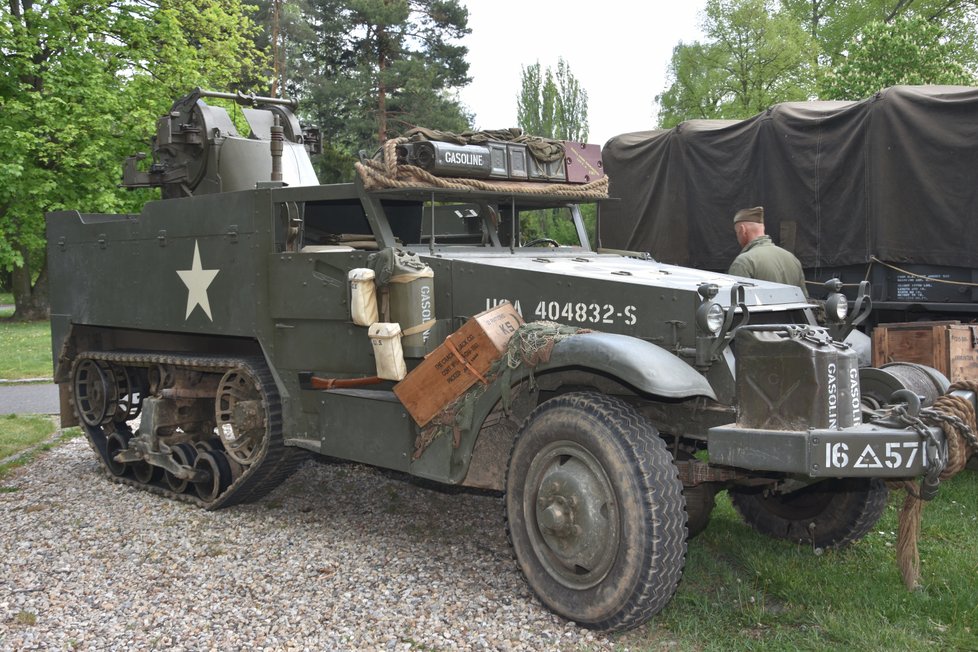 Vozidlo s protiletadlovým kulometem M16 Half-track.