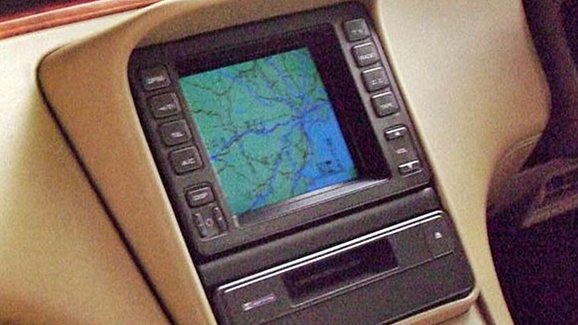 Automobilová navigace před GPS: Válečky s mapou nebo kazety