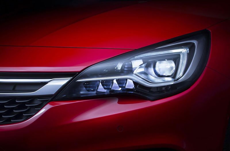 Současný Opel Astra používá didodové světlomety Matrix. První ve své třídě.