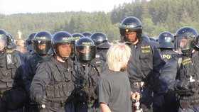 Rok 2005: CzechTek rozehnala policie.