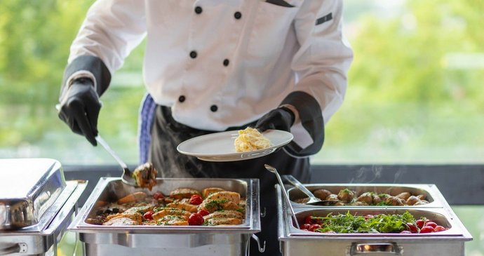 Zakázku prý prodražují služby kuchaře.