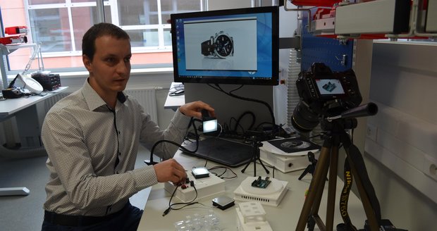 Vratislav Čmiel (34), výzkumník z Vysokého učení technického v Brně zhotovuje zakázkové technické fotografie.