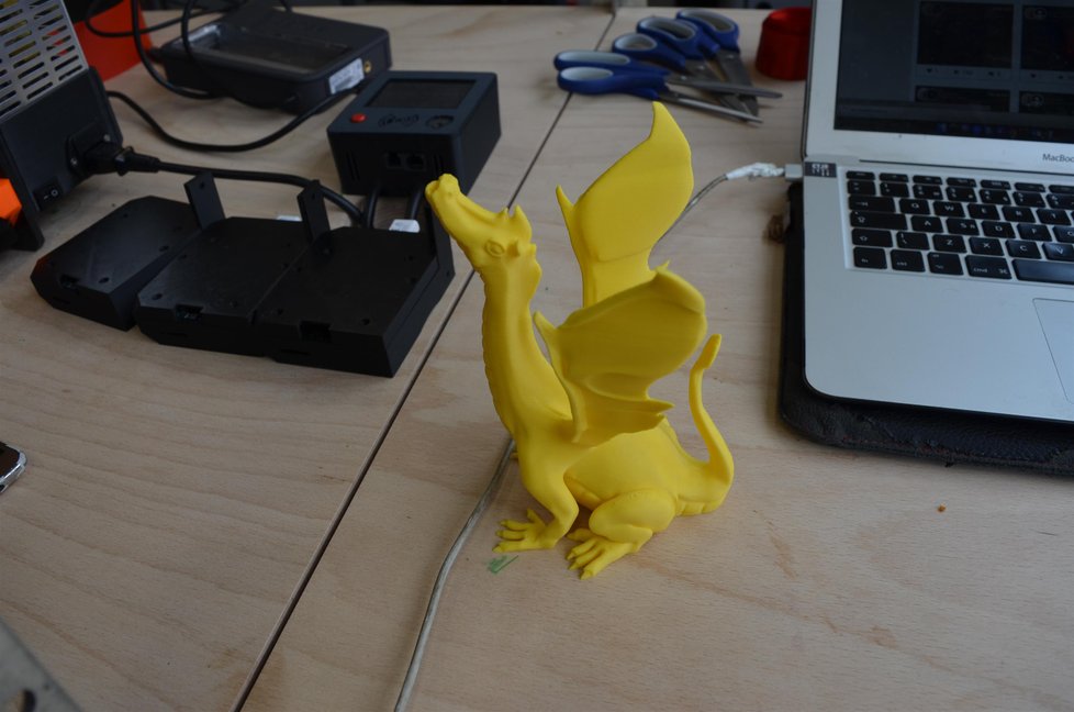 Předměty, které si výzkumníci zhotovili pomocí 3D tiskárny na ukázku.