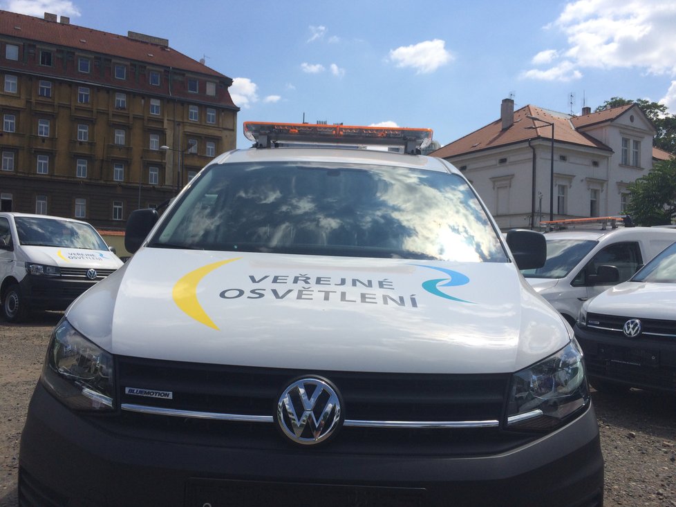 Technologie hl. m. Prahy, které se už přes rok starají o veřejné osvětlení v Praze, obdržely 12 nových vozidel, které jsou poháněná stlačeným zemním plynem.