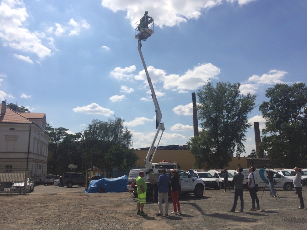 Vysokozdvižnou plošinu si jako první vyzkoušel radní Jan Chabr, do jehož gesce veřejné osvětlení spadá.