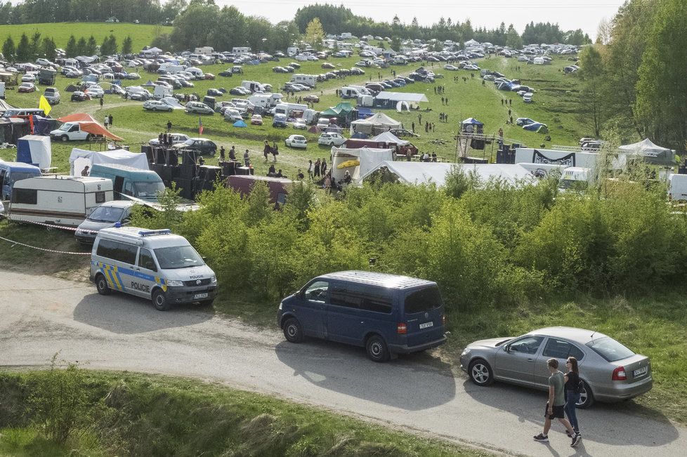 Asi 60 lidí se v pátek večer sjelo na pozemek nedaleko Jablonce nad Nisou na nelegální technoparty. Ilustrační foto