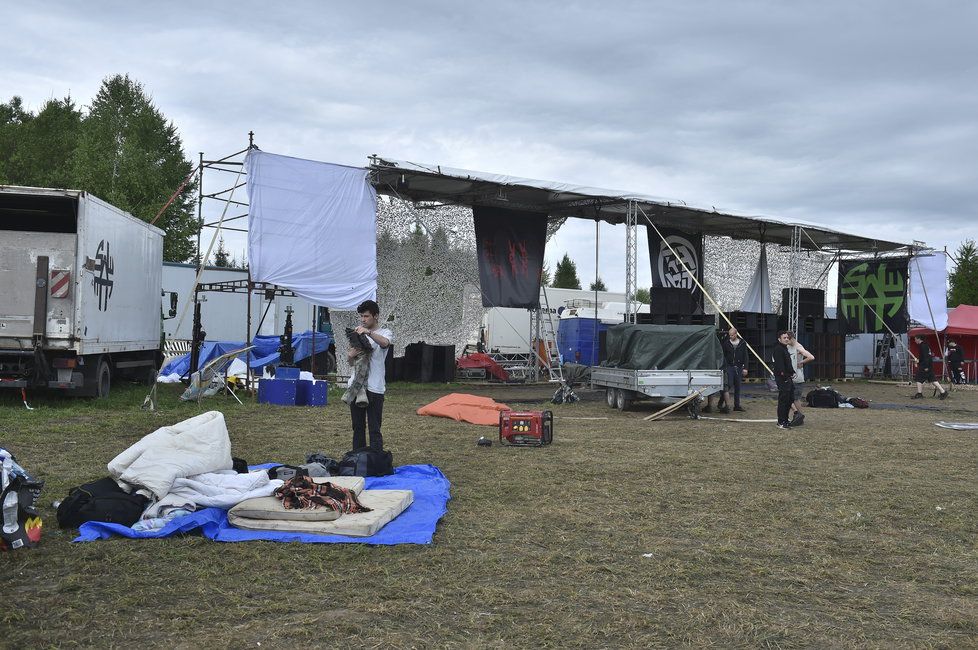 Technoparty Czarotek Free Party u Liberec se chýlí ke konci. Na místě je poslední tisícovka návštěvníků a policie.