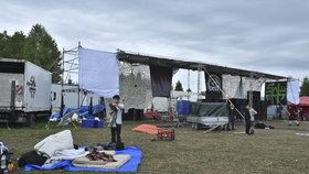 Technoparty Czarotek Free Party u Liberec se chýlí ke konci. Na místě je poslední tisícovka návštěvníků a policie.