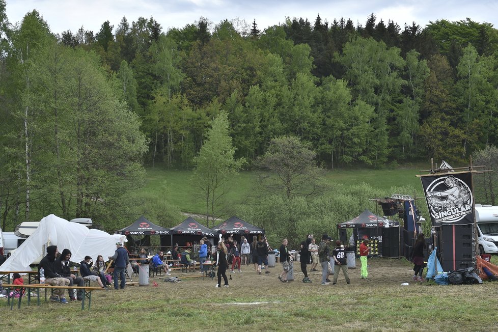 Technoparty Czarotek Free Party u Liberec se chýlí ke konci. Na místě je poslední tisícovka návštěvníků a policie.