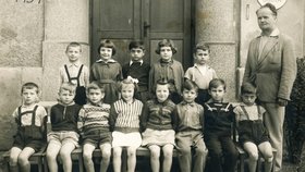 Pamětník uprostřed nahoře, 1. třída v Těchoníně, rok 1959