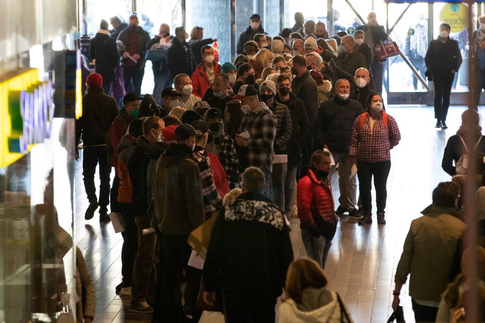 Před očkovacím centrem na pražském Hlavním nádraží, kde není potřeb registrace, se v sobotu 30. 10. tvořily dlouhé fronty.