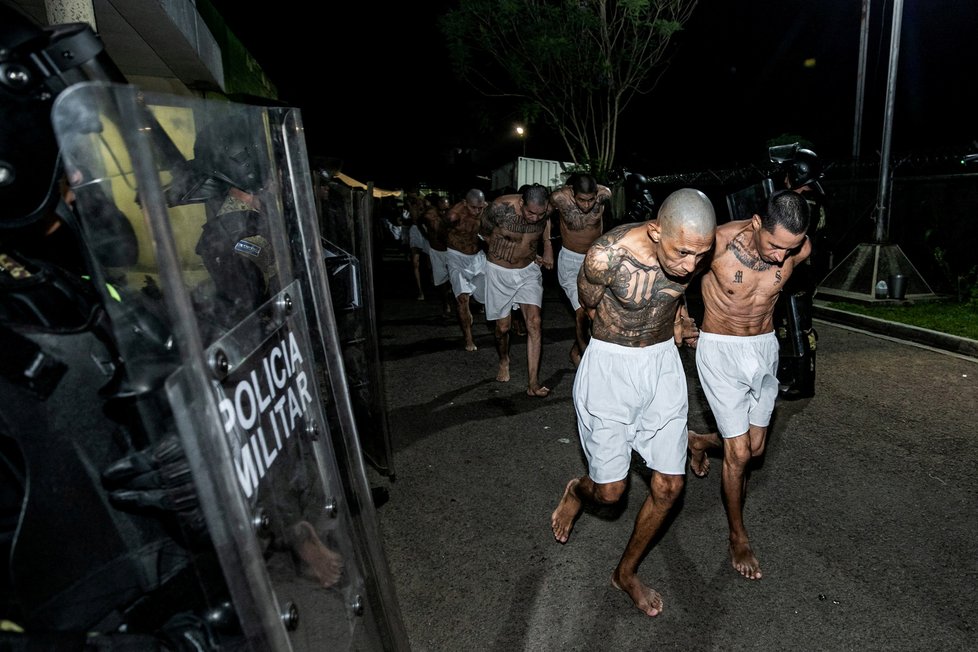 V Salvadoru přivezli další trestance do zřejmě největší věznice na světě.