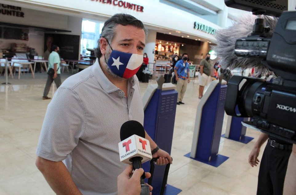 Texaský senátor Ted Cruz čelí kritice, před mrazy unikl do Mexika (18. 2. 2021).
