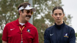 Optimistický trenér Ted Lasso se vrátil, i když nemusel. Naštěstí zůstává televizním pohlazením Optimistický trenér Ted Lasso se vrátil, i když nemusel. Naštěstí zůstává televizním pohlazením