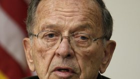 Ted Stevens zemřel v pondělí při nehodě malého dopravního letadla na Aljašce.