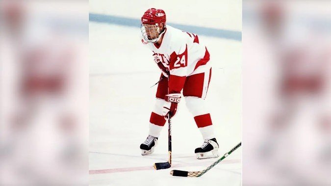Mladý hokejista Teddy Balkind podlehl tragickému zranění.
