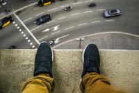 Chci umřít! Skočím z mostu! Křičela zoufalá žena: Náhodná chodkyně ji držela, další stopla policisty