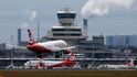 Leteckou dopravu v Německu v pondělí narušily stávky letištních zaměstnanců. Potíže se očekávají i během úterý.