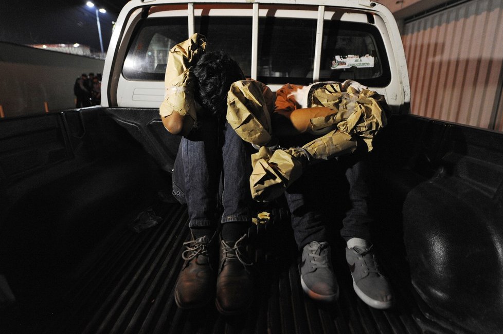 Dva spoutaní gangsteři v honduraském hlavním městě Tegucigalpě