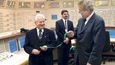 Tehdejší premiér Miloš Zeman (vpravo), ministr průmyslu Miroslav Grégr (vlevo) a technický ředitel jaderné elektrárny Temelín Jiří Vágner zahájili 9. října 2000 v blokové dozorně přestřižením pásky spouštění prvního reaktoru.