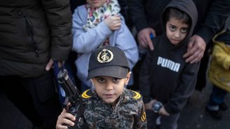 Předválečný íránský život pod tíhou režimu: teokratická propaganda a tvrdá cenzura Předválečný íránský život pod tíhou režimu: teokratická propaganda a tvrdá cenzura