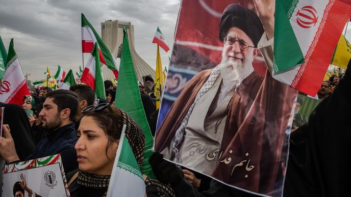 Lidé drží fotografii nejvyššího vůdce Alí Chameneího s nápisem „Můj život zasvěcený mému vůdci“ na pochodu k připomenutí 47. výročí islámské revoluce v Teheránu. Lidé drží fotografii nejvyššího vůdce Alí Chameneího s nápisem „Můj život zasvěcený mému vůdci“ na pochodu k připomenutí 47. výročí islámské revoluce v Teheránu.