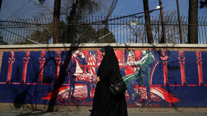 Žena prochází kolem protiválečných nástěnných maleb po možné intervenci USA proti Íránu. Žena prochází kolem protiválečných nástěnných maleb po možné intervenci USA proti Íránu.