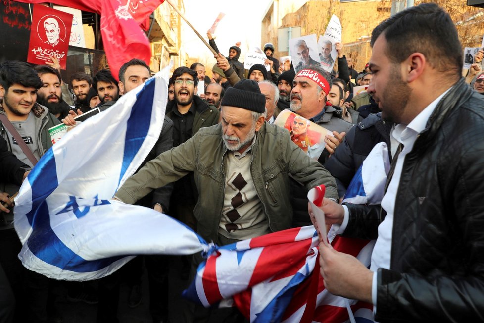 Demonstrace před britskou ambasádou v Teheránu kvůli lednovému sestřelení ukrajinského letounu.